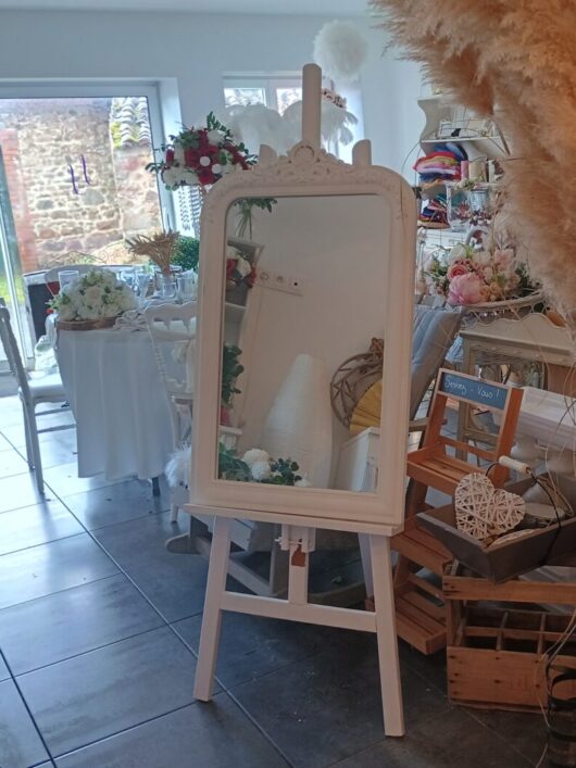 Chevalet en bois blanc avec cadre miroir